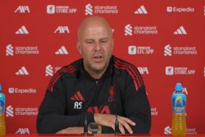 主帅宣！斯洛特确认：利物浦与帕尔马就莱奥尼交易达成协议！