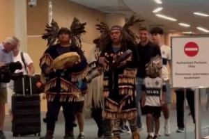 温哥华球迷热烈欢迎穆勒，印第安部落酋长以传统仪式迎接他的到来