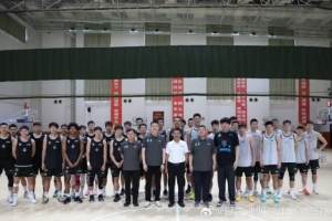 辽宁男篮内部教学赛81-78战胜山东 双方在赛前合影留念
