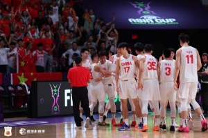 媒体人：中国男篮的拼劲真的没话说 这是全队共同努力的结果