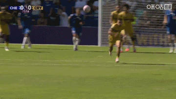 这球有点狠！埃斯特旺飞铲穆尼奥斯染黄 后者护腿板都掉出来了...