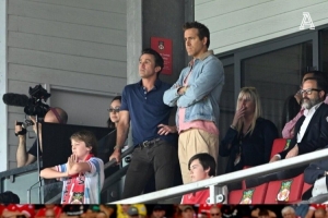 死侍现身雷克斯汉姆英冠主场首秀：我们职责是当好小丑，讲好故事