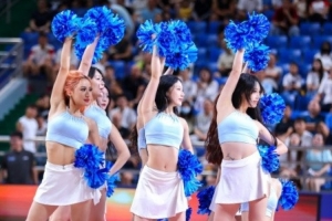 摄影记者晒CBA夏季联赛库尔勒站啦啦宝贝的现场表演视频