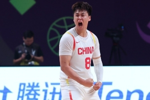 周琦：赵睿在不断进化 打球更合理 他给球队增添了更多的可能性