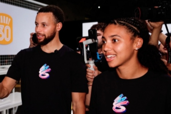 库嫂放心！佩奇女友跟库里中国行：很激动看到重庆的火热！