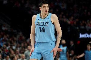 杨瀚森防守时脚步过慢？美记：扎克-埃迪也慢 但杨比他技术更好