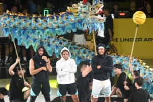 中国元素拉满！库里一行伴着舞龙震撼出场 这波打多少分