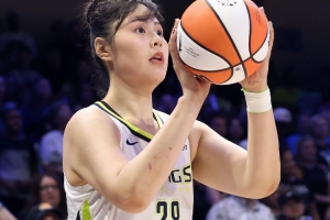 李月汝本赛季先后效力于风暴和飞翼 共出战31场&场均6分4.5板