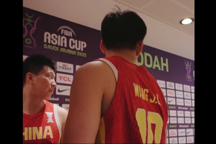 澳大利亚在通道里大喊庆祝 王俊杰回头望了一眼 满脸不甘