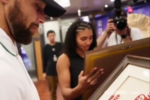 感受中国传统文化！库里中国行体验重庆非遗拓印&剪纸