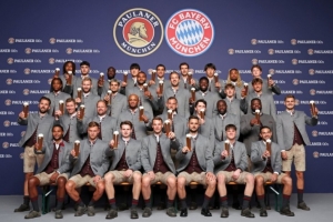 迎接新赛季！拜仁官方晒全队手持啤酒的全家福合影