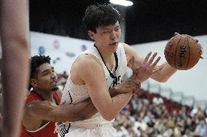 队记：杨瀚森不了解NBA的风格 低位运球不能超过2次否则会被拍走