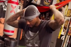 恢复神速！利拉德最新康复训练视频 已脱掉保护靴进行器械训练