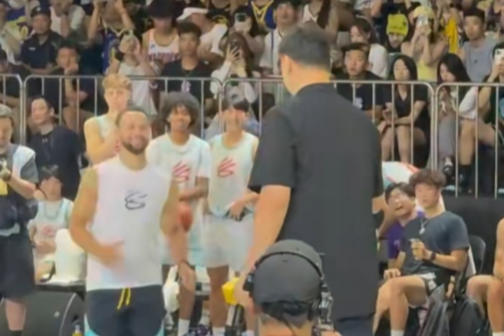 给足尊重！库里笑着一路小跑过去和姚明握手致意