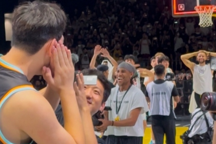 世纪名画！朱伟皓三分绝杀 对抱头的库里比出“晚安安”