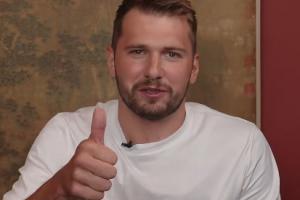 东契奇用中文欢迎杨瀚森加入NBA愿意把手机号给杨瀚森加好友