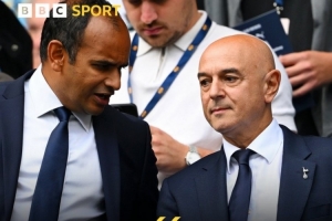 表达不满热刺球迷客战曼城比赛中高喊：我们要列维下课！