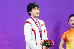 杨佩琪破赛会纪录夺得游泳世青赛女子400米自由泳金牌&收获第三金