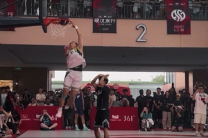 CBA扣篮王万磊在戈登中国行活动现场复刻他的世纪坐扣