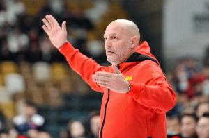 媒体人:高大锋线处理球是欧洲经典打法 但男篮侧翼达不到乔帅要求