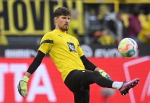 德媒：因未能战胜圣保利，科贝尔赛后采访时遭到球迷的纸团攻击