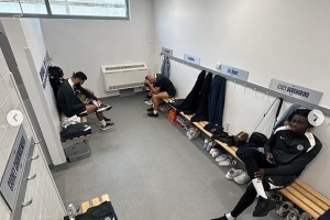 这就是切尔西弃将们的更衣室环境？迪萨西晒照配文：生活