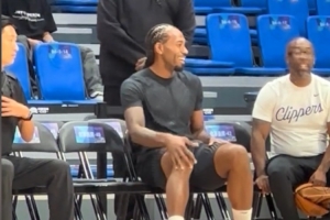 一改比赛中的严肃！莱昂纳德和随行人员交流场上情况 有说有笑