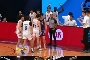 石奎被帽后独自面对多人挑衅！媒体人：我想到了尼克-杨的名场面