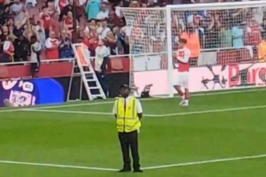 未来可期！15岁道曼赛后绕场一周，感谢球迷的支持