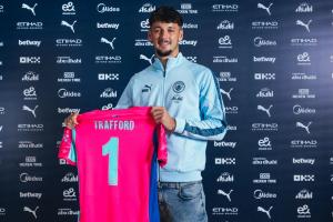 新援才踢两场！3100万镑特拉福德低级失误，曼城推进多纳鲁马转会