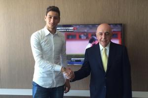 出道10年！2015年3月16岁多纳鲁马与米兰签订合同，10月意甲首秀