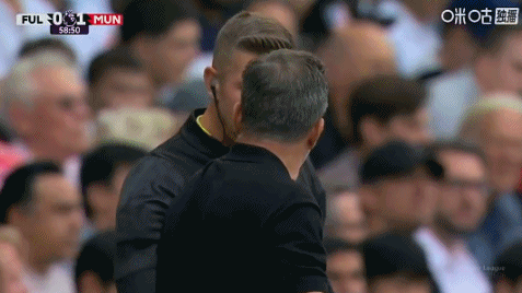 曼联领先后，富勒姆主教练向裁判投诉约罗造乌龙前有犯规嫌疑