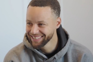 库里：我不会唱歌&音色音准不出色 家人比我唱得好 尼欧的歌很酷