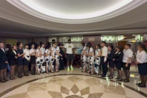 头套卡！莱昂纳德和酒店工作人员羞涩合影