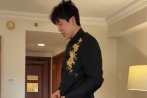 有点小帅！工作室晒杨瀚森穿搭：穿都穿上了 咱们就先瞅一眼