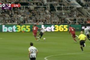 纽卡跟队：科纳特明显推搡巴恩斯连犯规都不是？他本该两黄下场