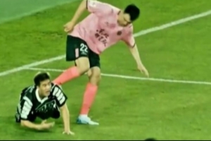 太有节目效果了！东北明星足球超级联赛 李晓旭一脚踢飞郭艾伦