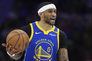 记者：勇士和佩顿谈过两年790万续约合同 取决于库明加的最终情况