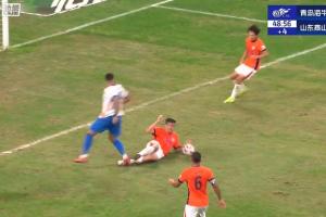 这是点球吗？刘军帅倒地支撑手手球被判点，海牛全队非常不满判罚