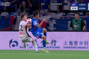 李扬禁区内疑似手球！VAR介入，没有判给申花点球