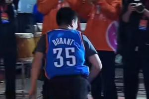 严父型球迷！徐静雨场上怒换杜兰特雷霆球衣 追梦一旁鼓掌大笑