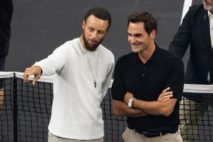 都好帅！库里与费德勒合影 还对着大通中心某处指指点点~