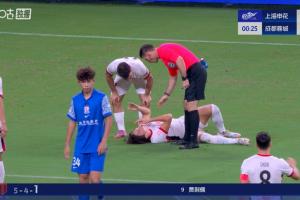 开场仅20秒！元敏诚与刘诚宇边路对抗后倒地不起，后者被出示黄牌