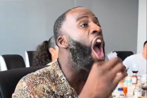 表情绝了追梦中国行品尝茅台！社媒：白酒两斤半 啤酒随便灌