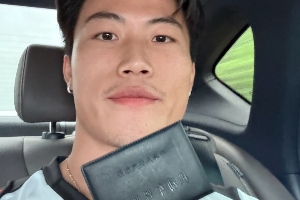 驾考一把过24岁谢文能穿米兰球衣晒驾照：29天 拿下