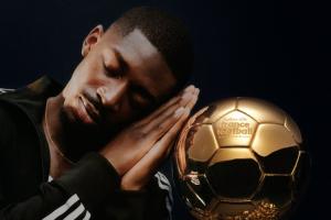 排面！登贝莱与金球奖奖杯合影 再次做出晚安致敬库里