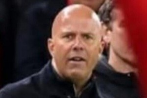 今日趣图：法棍应该去脱基耶萨的球衣啊，不会可以让霍伊伦教一下