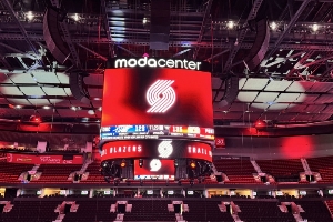 开拓者主场大屏幕+周边曲面屏全面升级 设备更高级 展示更多元