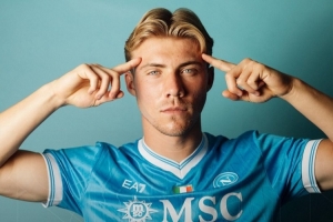 那不勒斯公布客战AC米兰海报，状态回暖的霍伊伦单人入镜