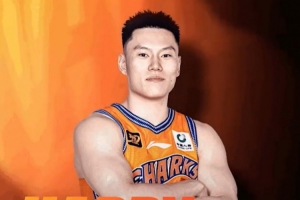 追逐梦想勇攀高峰！祝上海男篮球员李弘权24岁生日快乐